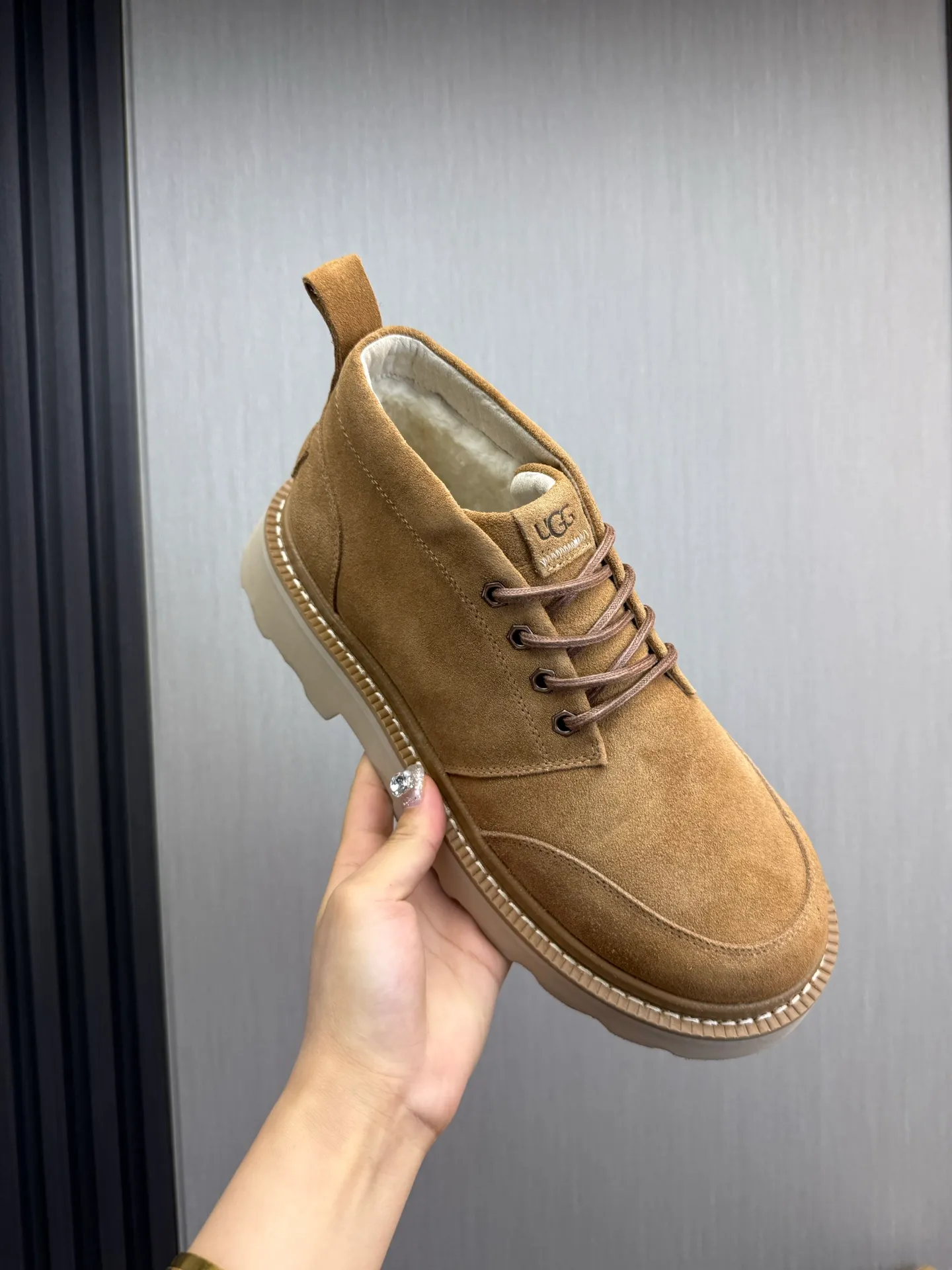Men's shoes 💰620💰 New UGG fur integrated men's simple and fashionable snow boots. The most worth buying at the end of this year are warm casual shoes. Whether you are out and about at home, their comfortable and warm performance will be your most suitable fashion companion! The material is cowhide upper and imported wool is used inside. Warm and comfortable! The eva+ rubber patch outsole is cushioned, non-slip and wear-resistant, and has good elasticity. It is light and wear-resistant, comfortable and soft, and the new simple cut is more fashionable. It has both practicality and fashion sense, so you no longer have to worry about how to match it in winter, while still maintaining your fashionable taste. High-quality genuine wool. Look at the details for the material! Size: 39-40-41-42-43-44-44 sneaker size